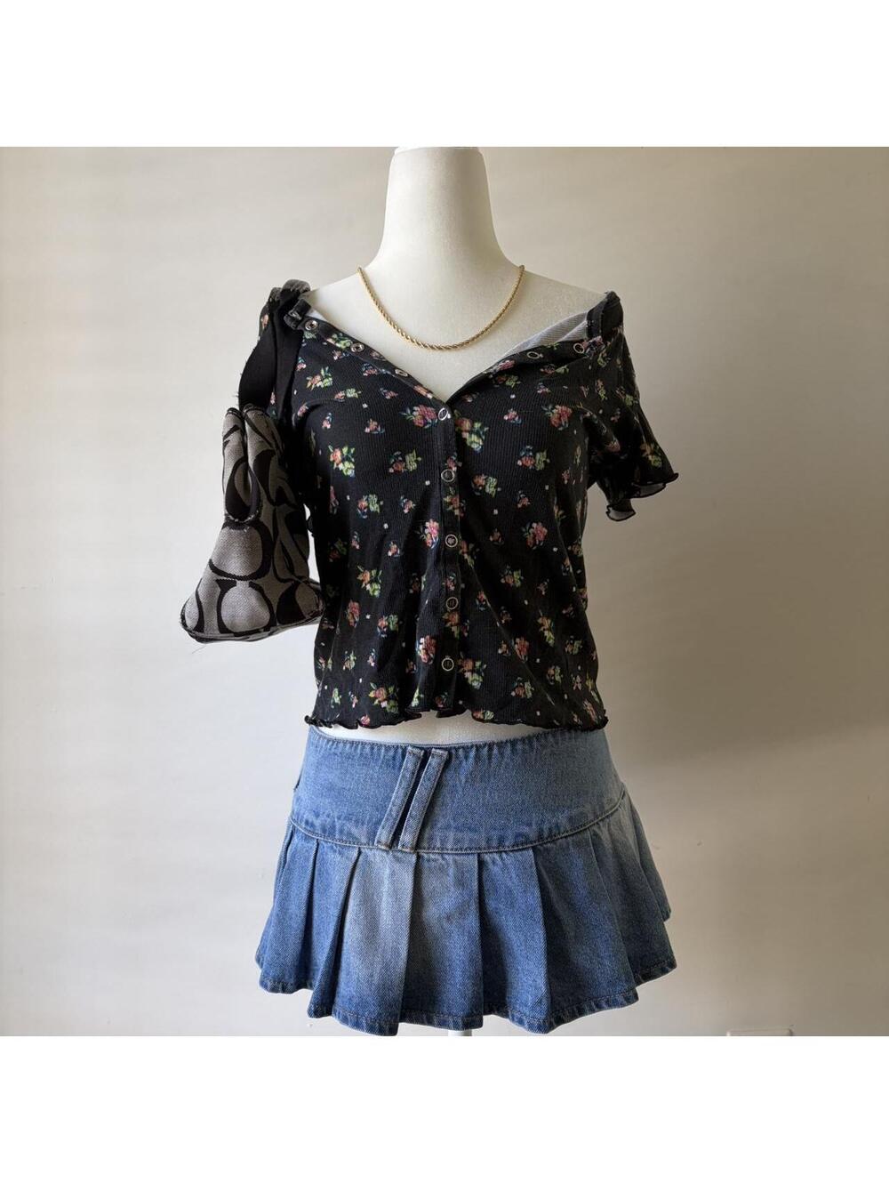 PREPPY OFF SHOULDER BUTTON DOWN FLORAL TEE